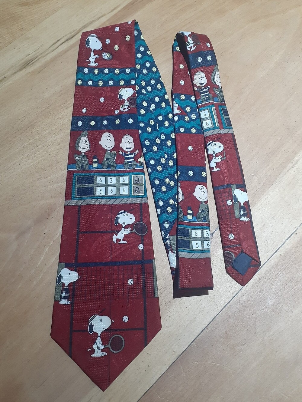 Vintage 1990s Novelty Tie Peanuts Charlie Brown Snoopy Playing Tennis